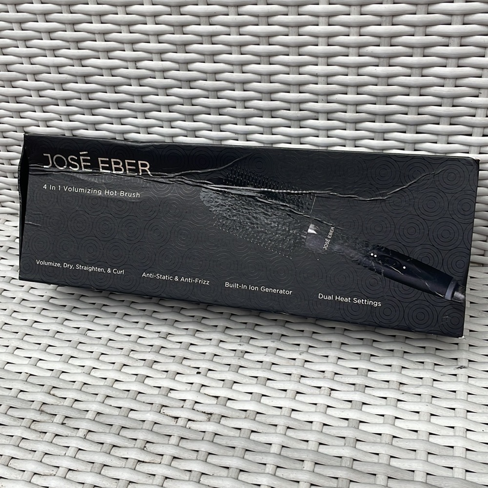 NWOT- Jose Eber 4 in 1 Volumizing Hot Brush- Black